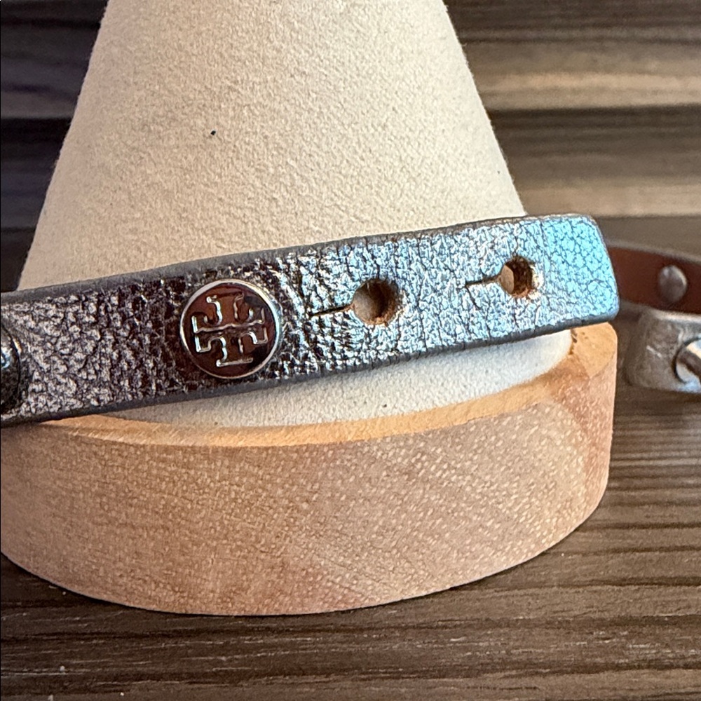 Tory Burch Double Wrap Metallic Leather Logo Stud Bracelet Silver - Picture 7 of 9